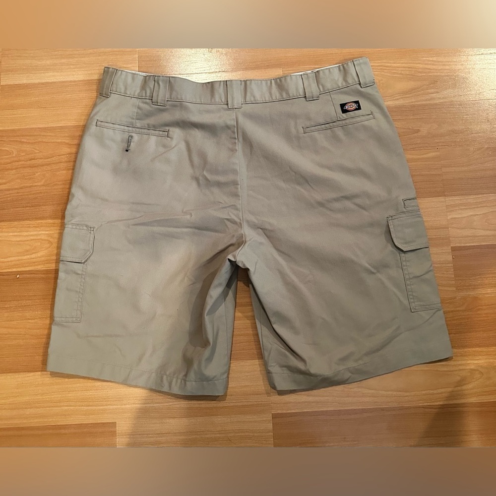 NWOT Dickies Mens Cargo Shorts Khaki/Tan Flat Front Size 44 Belt Loops - Picture 3 of 9